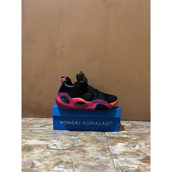 sepatu basket bekas lining dwade AC 8