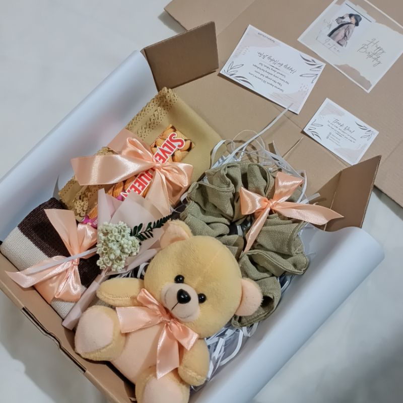 

Special Gift Box Hampers Kado Cewek / Hampers Cewek Boneka Bear / Hampers Hijab Kado Ultah Wisuda Sidang Wedding Anniversary Birthday Coklat