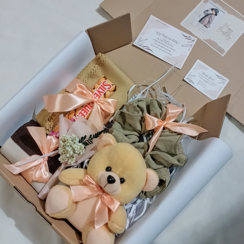 Special Gift Box Hampers Kado Cewek / Hampers Cewek Boneka Bear / Hampers Hijab Kado Ultah Wisuda Sidang Wedding Anniversary Birthday Coklat