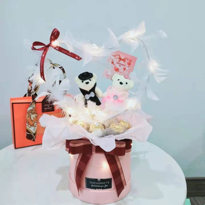 

Valentine Bloombox 9 Coklat Ferrero - Boneka Couple Love - VAL22-BB01