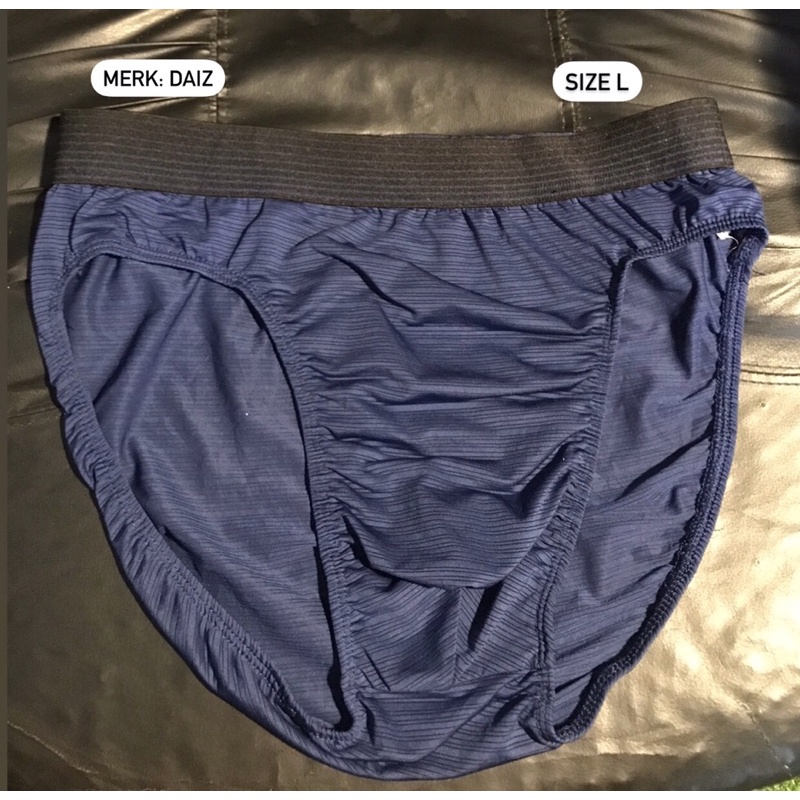 PRELOVED DAIZ ORIGINAL CD PRIA NAVY (Size L) BEKAS