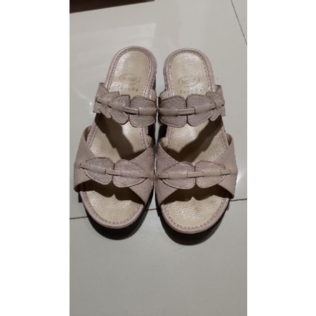 Sepatu scholl warna pink muda preloved