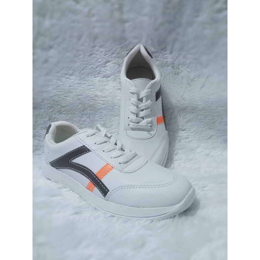 Sepatu Sneakers Tali Wanita SW 06