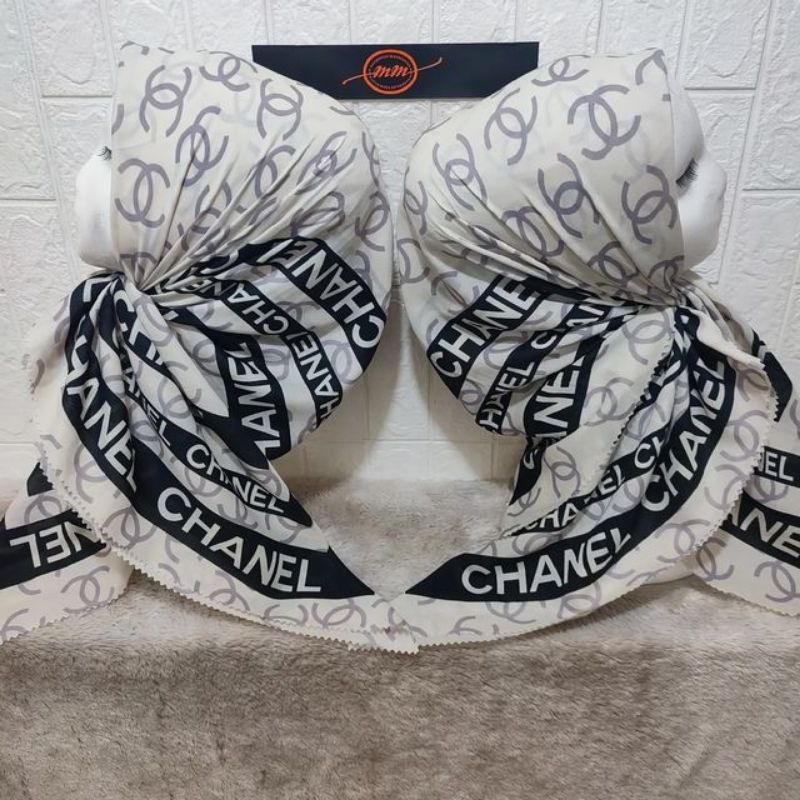 HIJAB SEGI EMPAT VOAL MOTIF CN CREAM HITAM