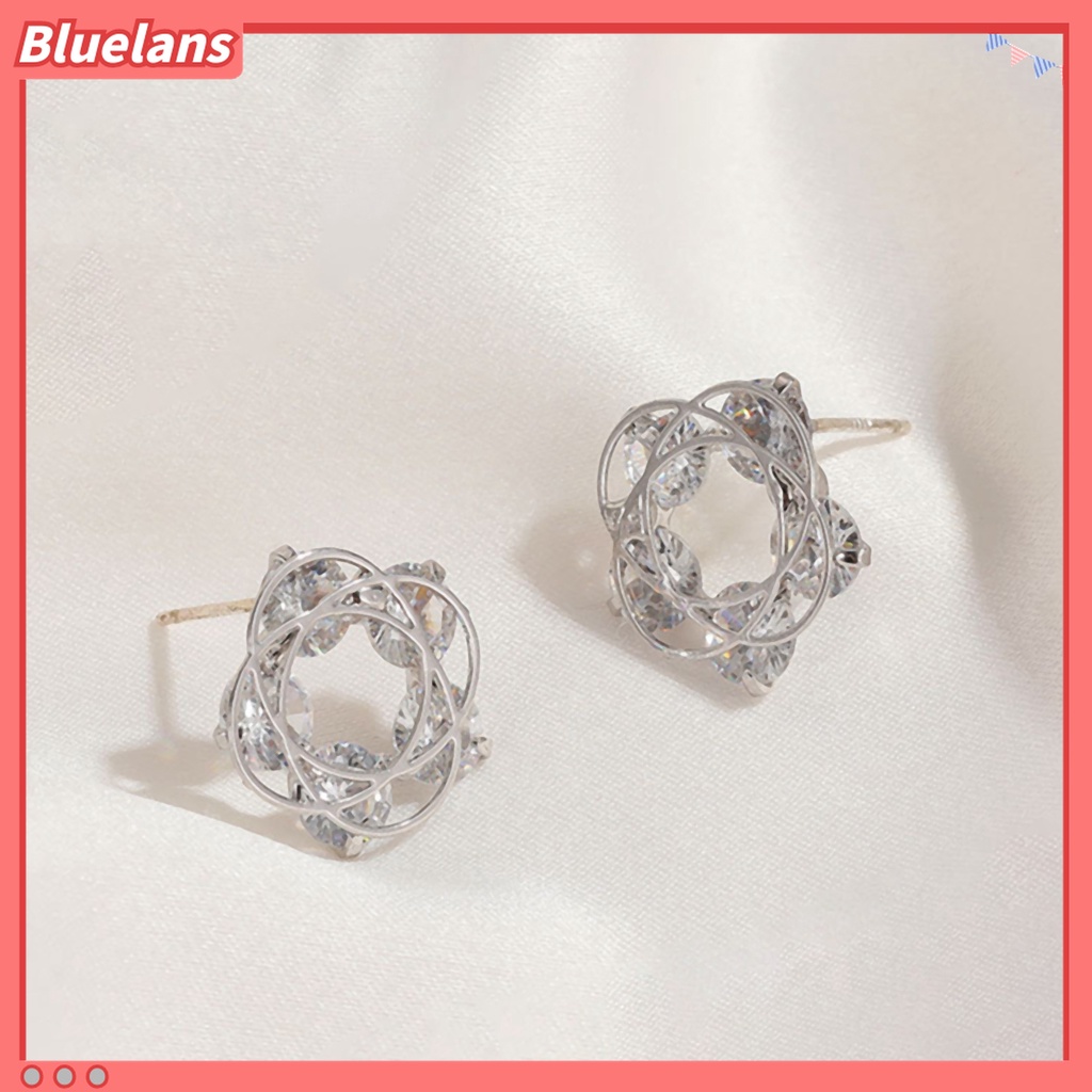 1 Pasang Anting Stud Cubic Zirconia Bentuk Bunga Hollow Cross Tahan Lama Untuk Wanita