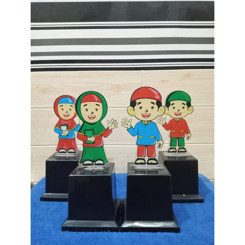 Patung Wisuda Bahan Akrilik Free Costum Design