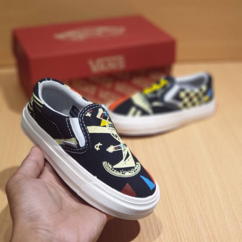 sepatu vans anak sepatu anak vans slip on moma sudah termasuk box &amp; kaus kaki .