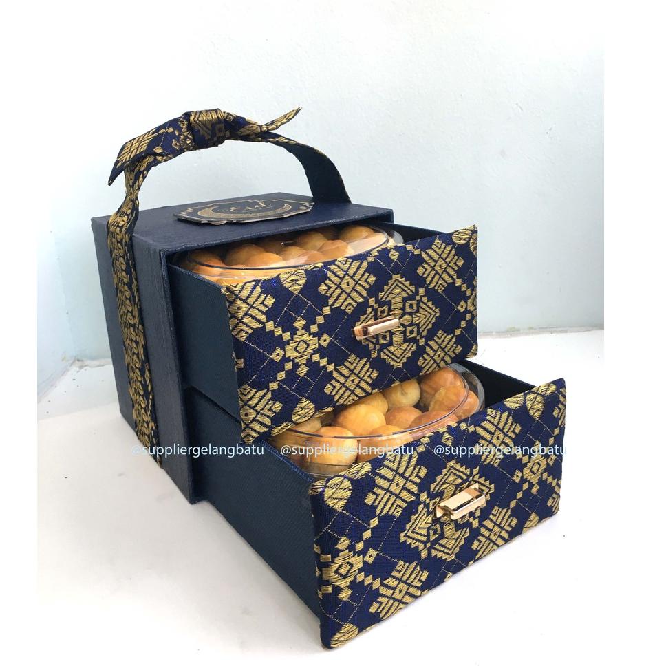 

Serba Murah.. BOX SAJA Box Kue Kering 2 Toples 500 Gram Bahan Songket Laci Premium Hardbox Edisi Lebaran Idul Fitri Parsel Hampers Ramadan Kado 74