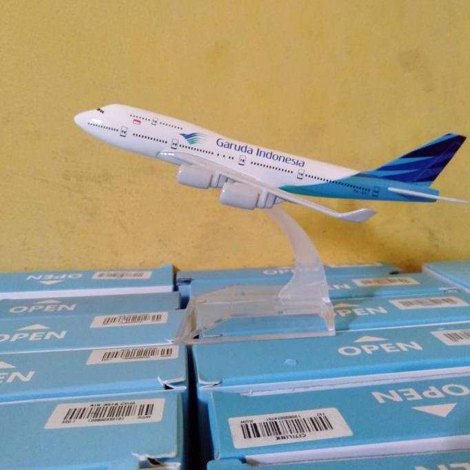 miniatur pesawat Garuda Indonesia Boeing 747