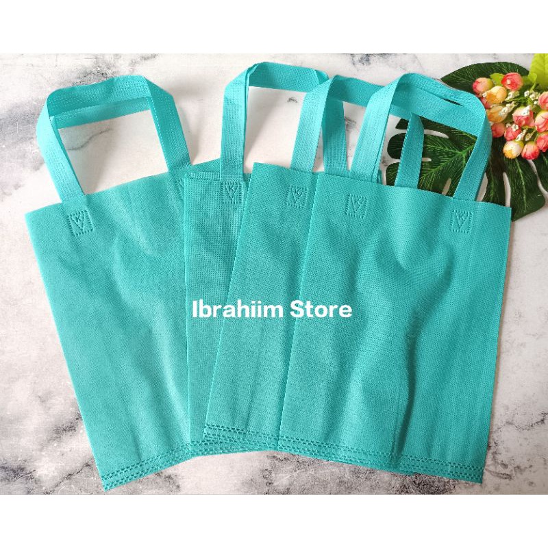 TAS SPUNBOND POLOS TEBAL UKURAN 30X40X8 CM / TAS SOUVENIR / GOODIE BAG POLOS TEBAL