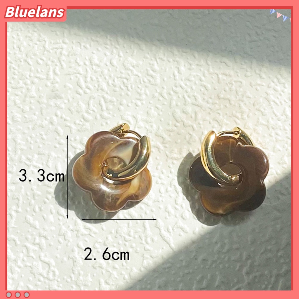 1 Pasang Anting Bentuk Bunga Model Hollow Out Bahan Resin Untuk Wanita