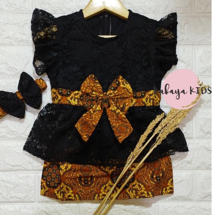 NGN.18Oc22d– Kebaya Tedak Siten Anak dan Bayi Cewek 10 Tahun