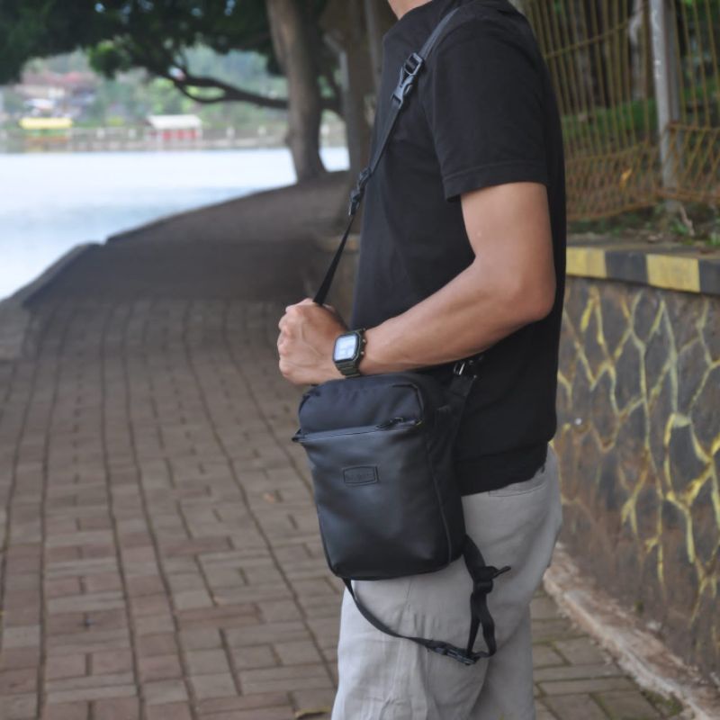 Tas Paha Selempang pria premium Anti Air warna hitam labbio MAX R1