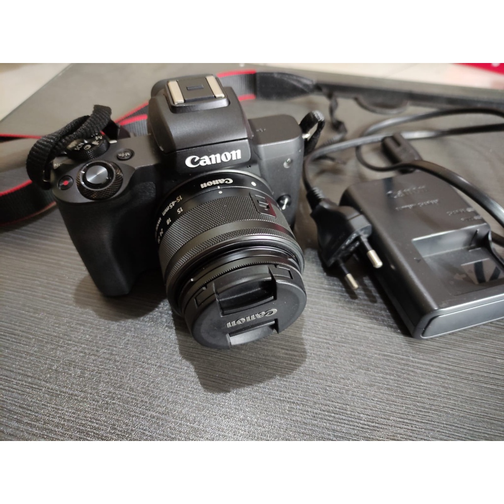 Kamera Mirrorless Canon Eos M50 Lensa 15-45mm Camera Hitam Mulus