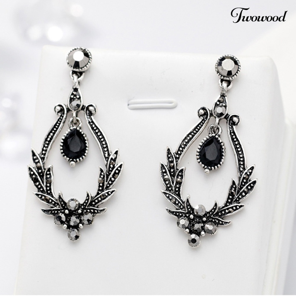 Anting Stud Desain Bunga Hollow Aksen Berlian Imitasi Gaya Vintage Untuk Wanita