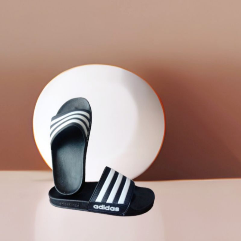 Harga murah kualitas GRADE ORI I Adidas Adilette Sandal pria Model slop/trendi/terbaru( DIJAMIN BAGU