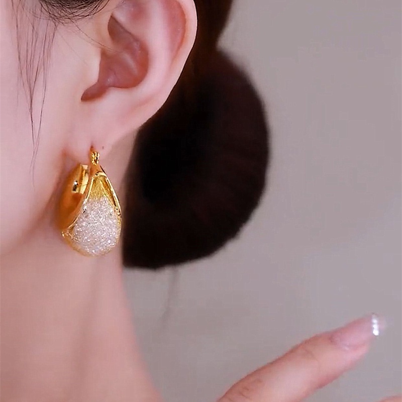 Anting Tusuk Gantung Desain Hollow Hias Berlian Imitasi Warna Gold Gaya Klasikretrounik Untuk Wanita