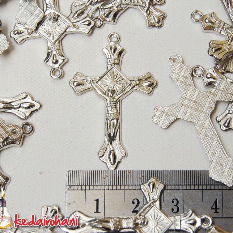 AIL.18Oc22ˣ ‑ Bandul Salib / Cross Logam Dengan Corpus Yesus Perlusin Bahan Souvenir Kalung Rosario 