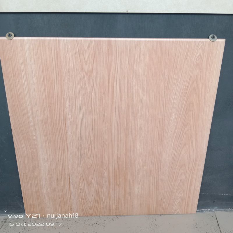 Keramik 50x50 motip kayu