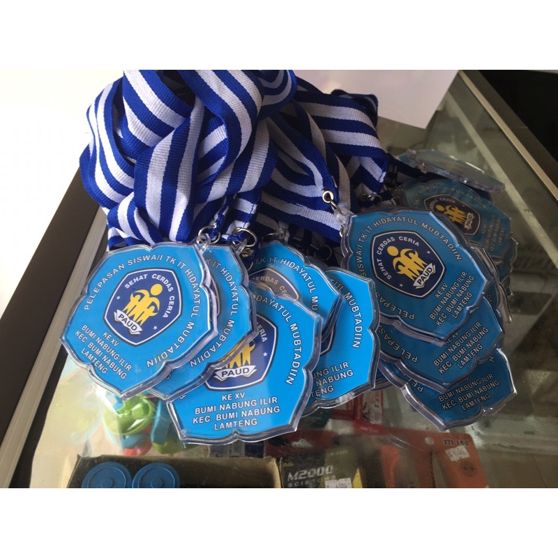 Medali Wisuda Akrilik Warna Biru