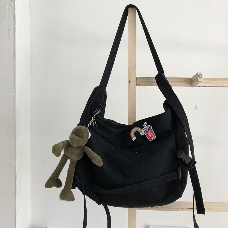 ❇ins messenger bag wanita sastra sederhana kapasitas besar hitam dan putih serut lebar tali bahu kanvas one-shoulder messenger tas besar