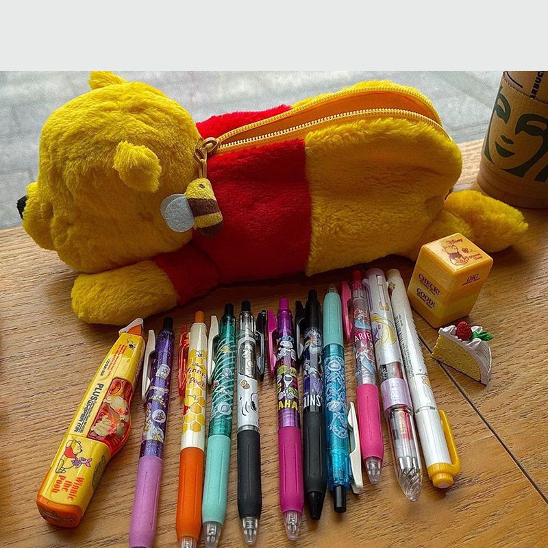 ∈♙Sera Sera Buku Merah Kecil dengan Angin Yang Sama Winnie The Pooh Tas Pena Puff Kartun Lucu Gadis Jantung Kapasitas Besar Alat Tulis Kreatif