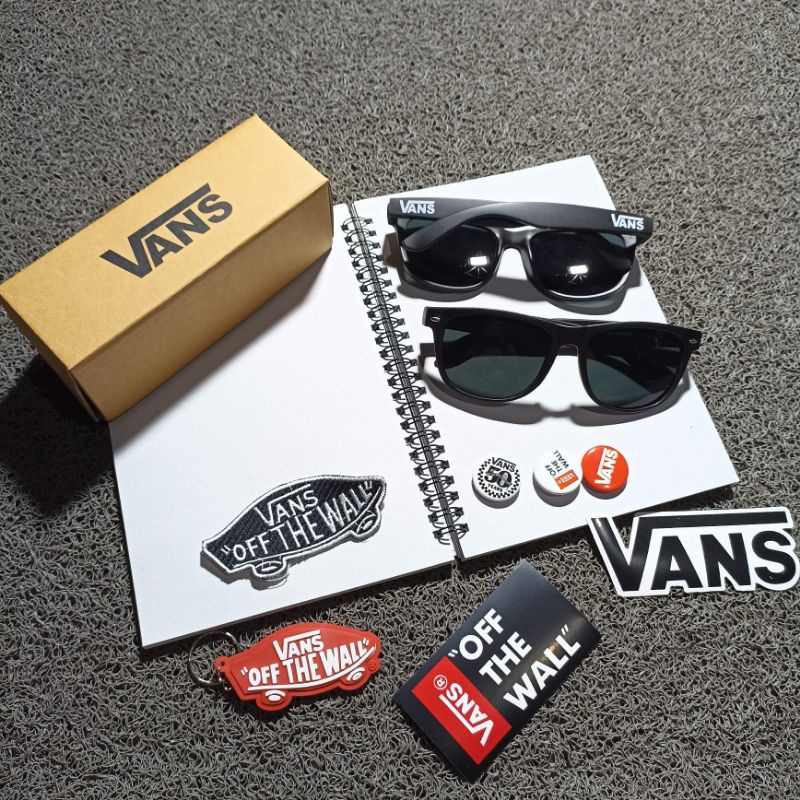 VANS PACK NOTEBOOK KACAMATA VANS DAN KEYCHAIN FREE STICKER