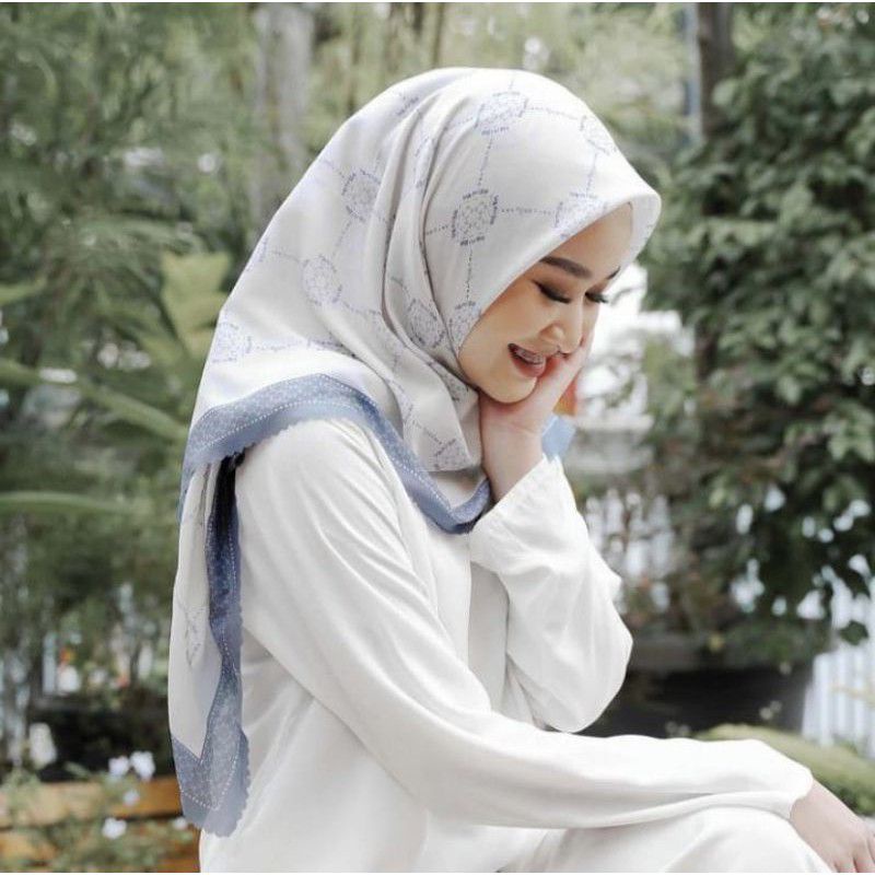 Hijab segi empat motif Luna putih Terbaru / hijab deenay murah/ hijab segi empat murah terkini/ terl