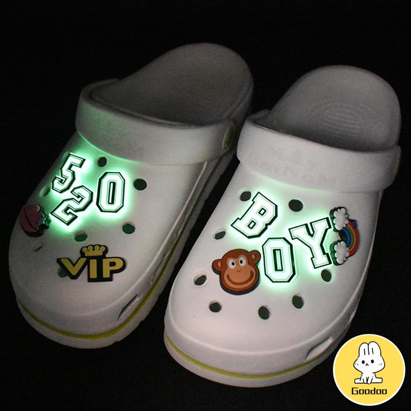 (COD)20 Types Pin Korea Sandal Jibbitz Bercahaya Stiker Bentuk Angka Huruf Gesper Sepatu Wanita PVC Untuk Dekorasi Taman Cocok Untuk Anak Aksesoris -Doo