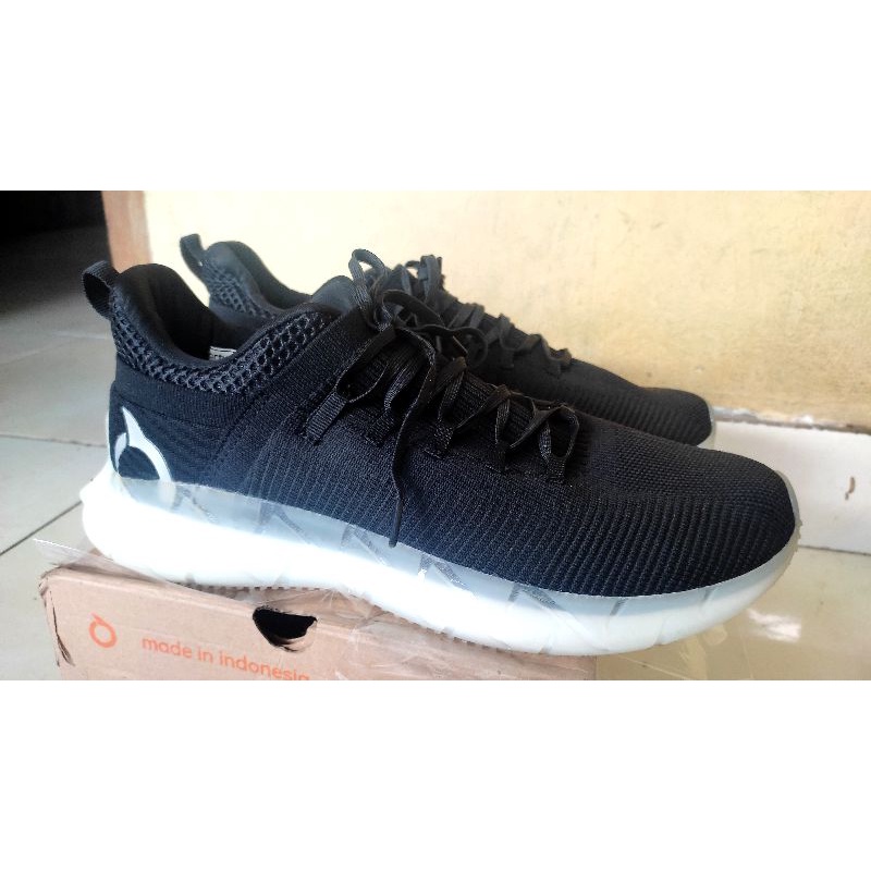 Sepatu Running Ortuseight Reflex Black