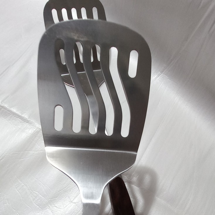 Spatula Sodet Staniless Sutil Berlubang Tebal