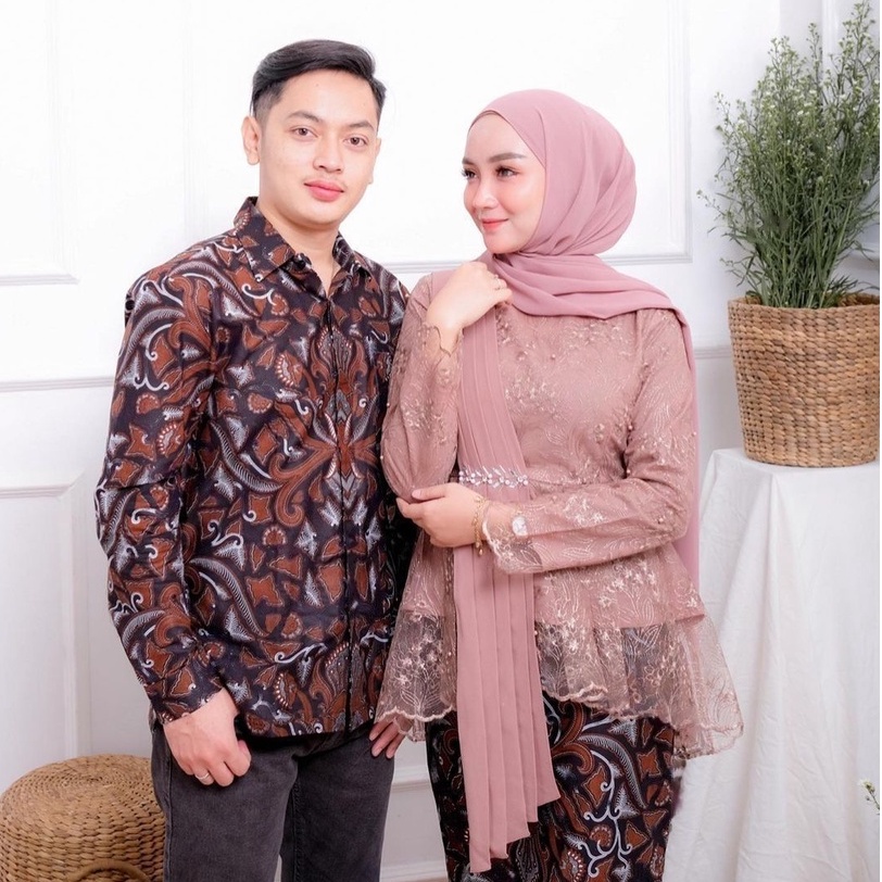 BAJU COUPLE KEBAYA BROKAT KONDANGAN TUNANGAN KAPEL AKITA WIDBATIK UWIKBATIK
