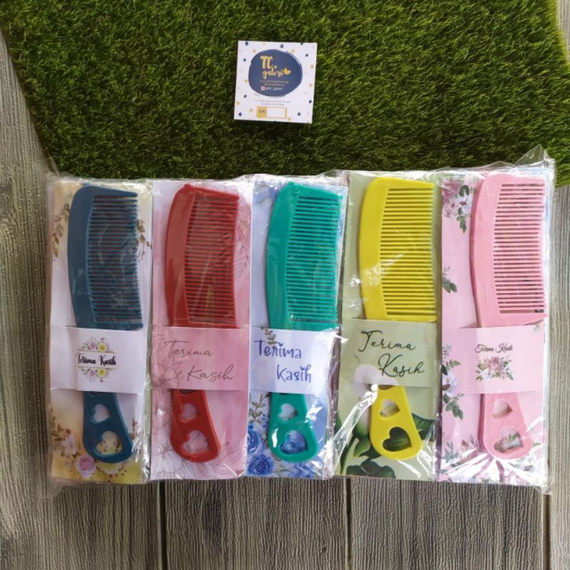 Souvenir pernikahan sisir alas kertas