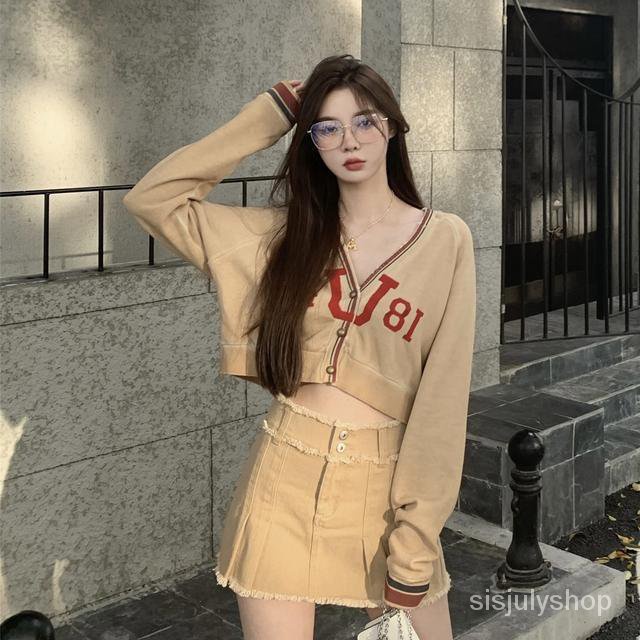 Setelan niche desain gaya Korea baru yang cocok untuk gaun atasan lengan panjang kasual wanita