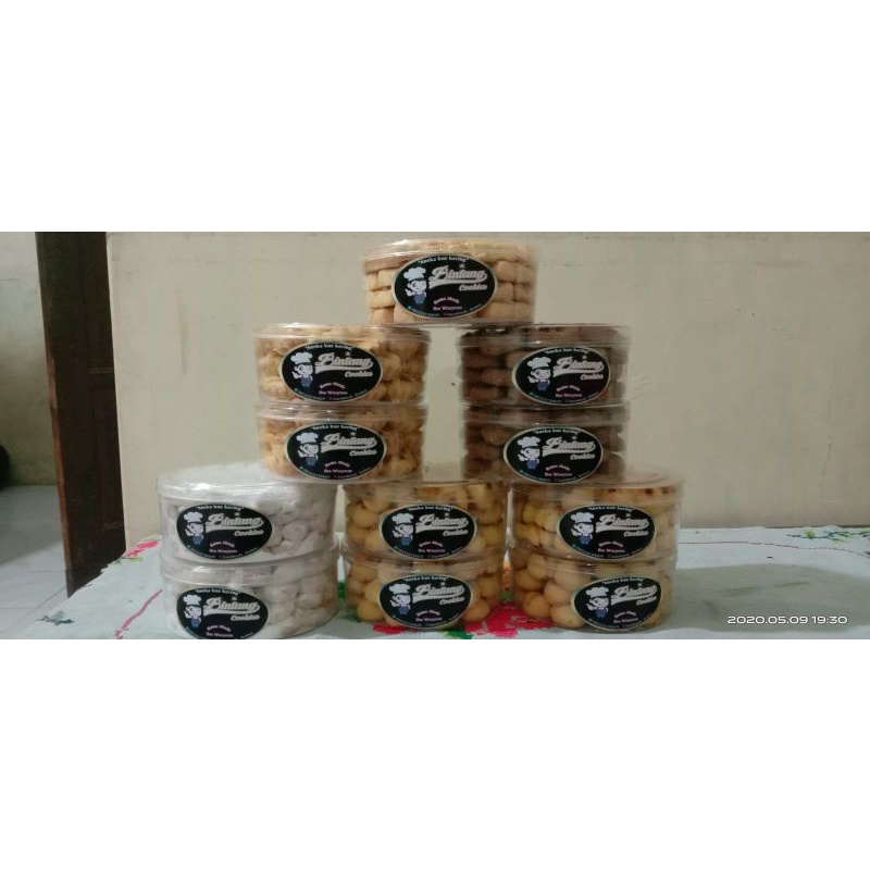 

Aneka kue kering dan nastar home made