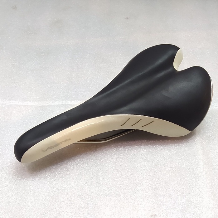 Saddle Sadel Jok Sepeda Fizik Vesta Wing Flex Black White