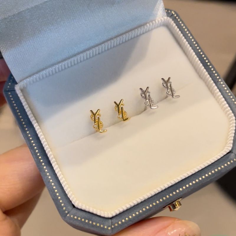 Anting Tusuk Mini Desain Tulisan Simple Warna Silver Untuk Wanita