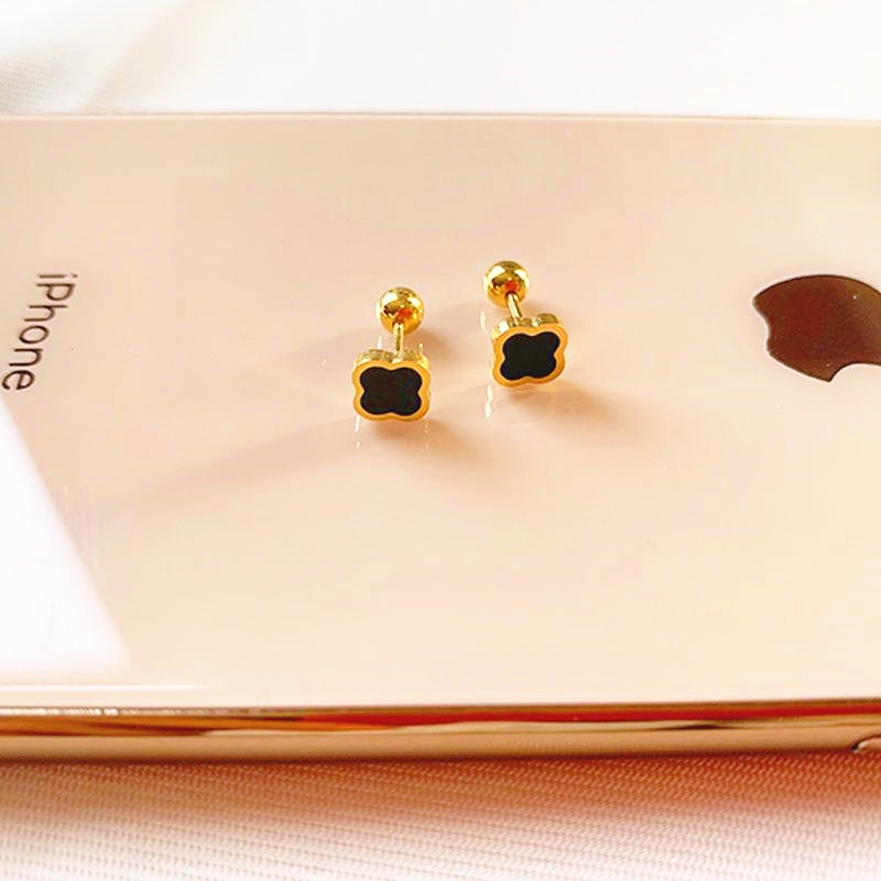 Anting Bahan Titanium Steel Anti Pudar Bentuk Clover