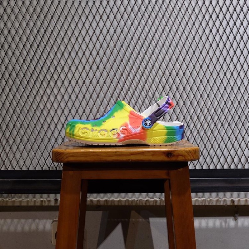 Crocs sandal tie dye graphic