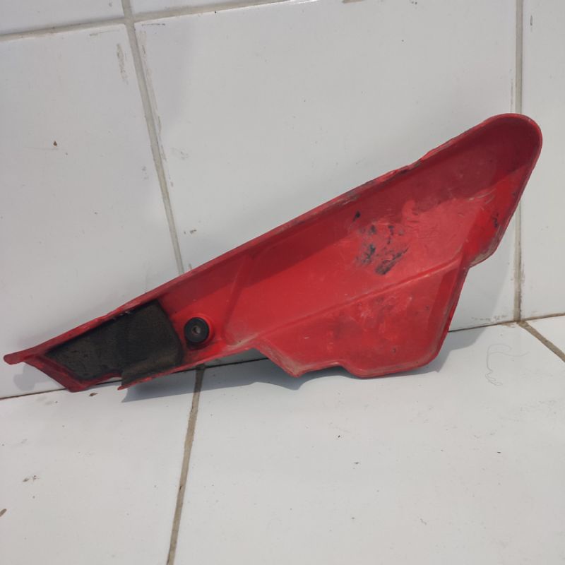 cover body tutup aki kanan merah Yamaha Alfa merah bekas ori