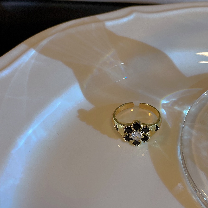 Cincin Desain Bunga Aksen Zirkon Warna Hitam Gaya Korea Untuk Aksesoris