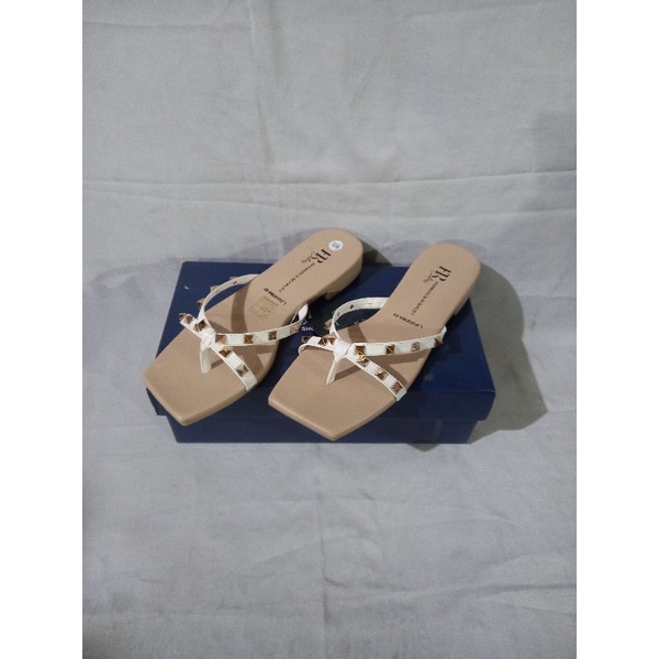Sandal Heels jepit wanita Rockstud FRANSISCA RENALDY L.EUGENIA 02 PUTIH