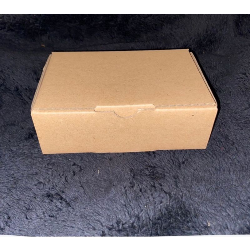 

Kardus / kotak karton & bubble wrap buat packing.