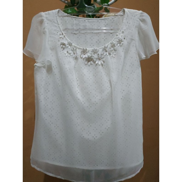 Blouse putih brukat motif bunga