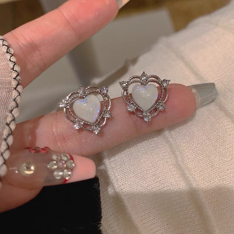 Anting Tusuk Bentuk Hati Aksen Kristal Warna Silver Untuk Wanita