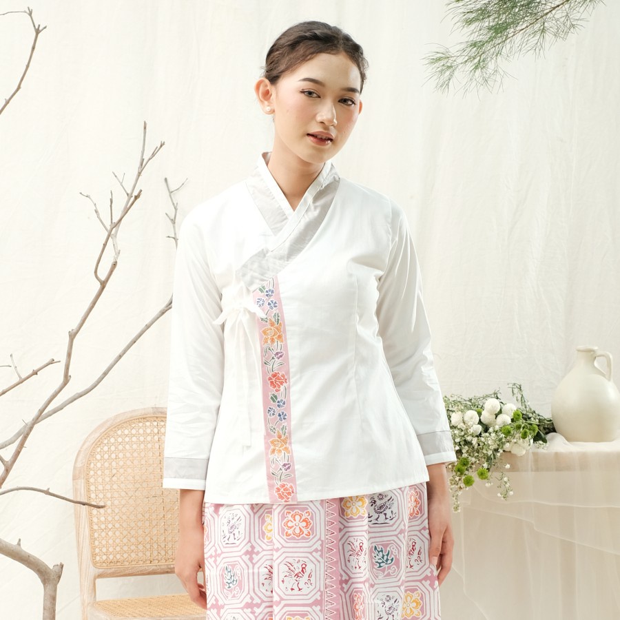 Blus Batik Hanbok Lengan Panjang Meradelima Katun Jepang Putih