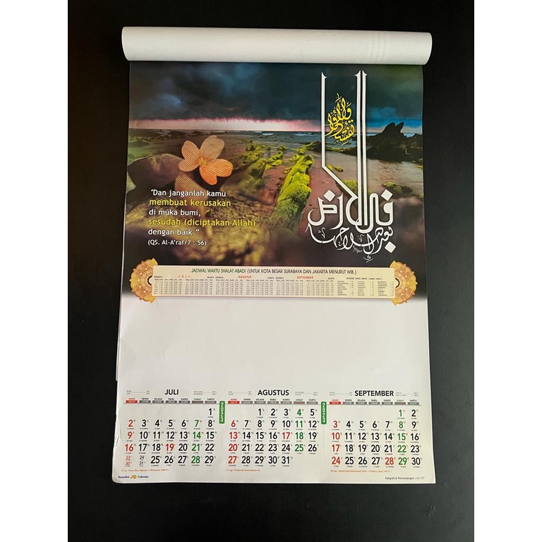 Kalender dinding triwulan 2023 motif kaligrafi