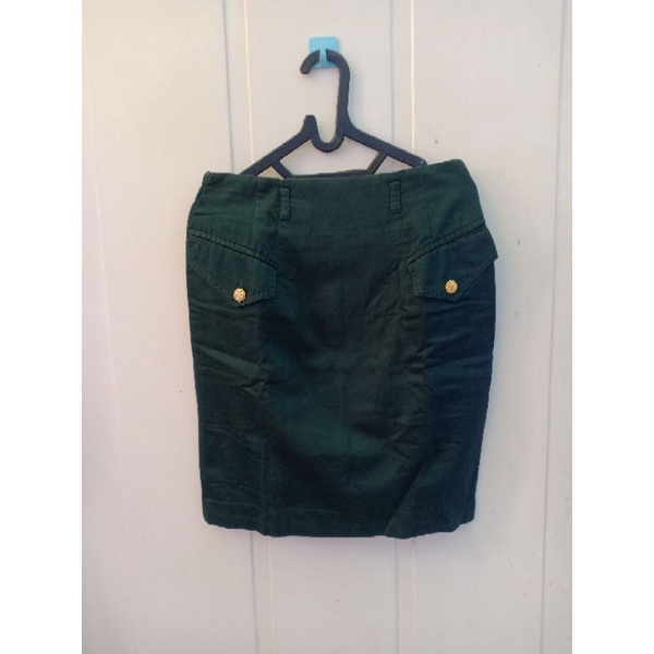 Rok diatas lutut warna hijau botol