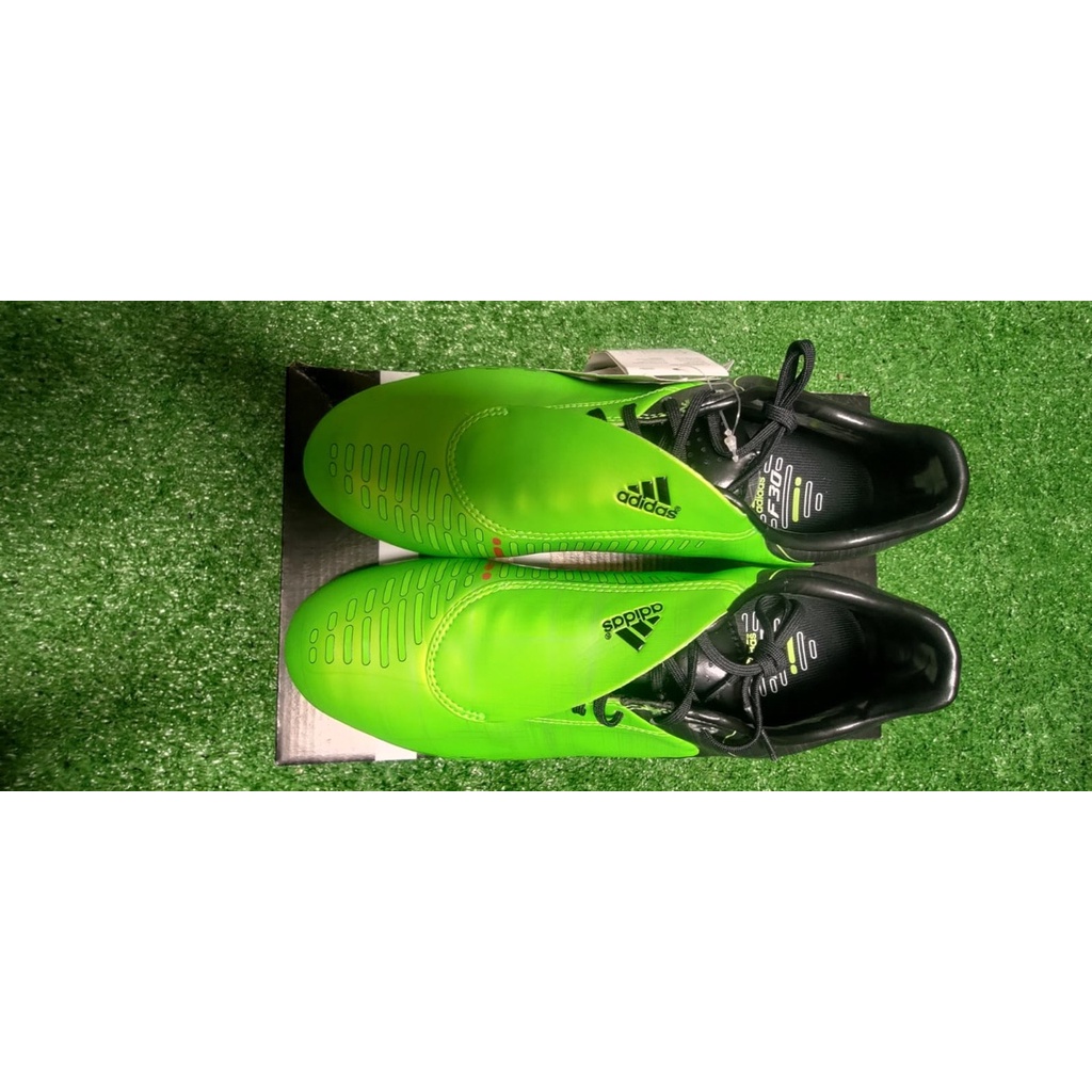 Adidas F30 sepatu bola