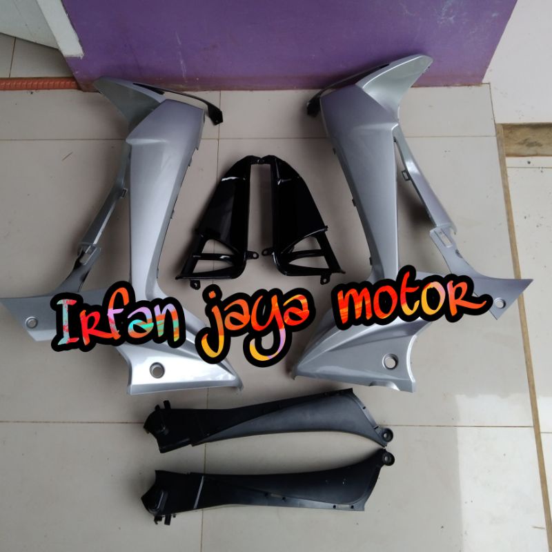 Sayap body depan Honda Supra X 125 Batman silver